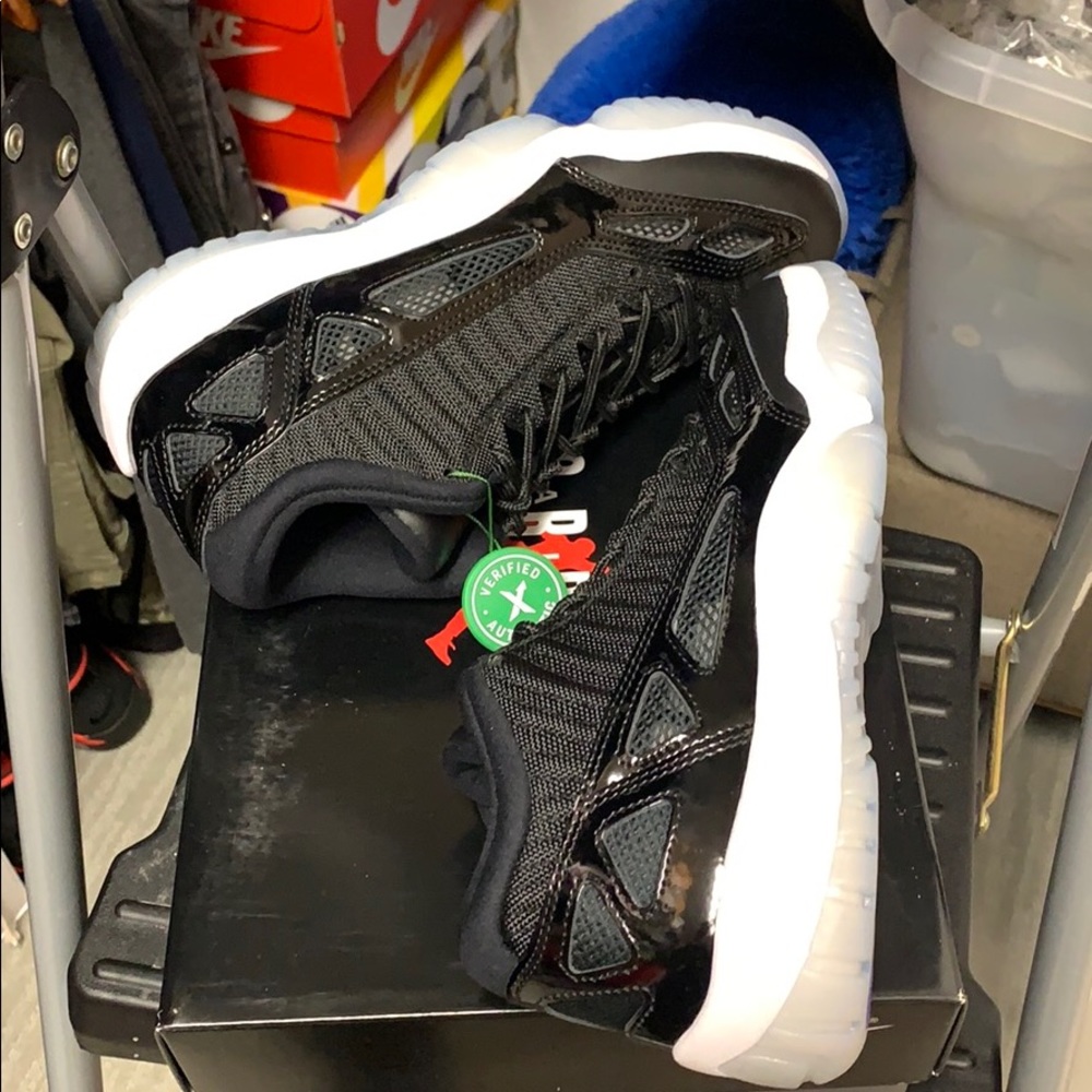 ⚠️ Brand New Rare Jordan 11 low IE size 9 men’s - Picture 3 of 11